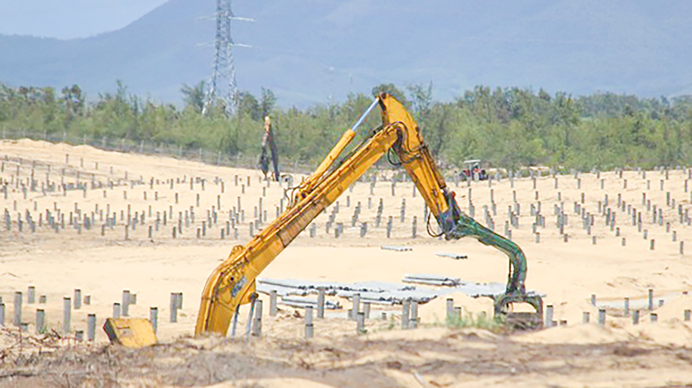 Dự án Nhà máy điện năng lượng mặt trời Phù Mỹ tại xã Mỹ An, giai đoạn triển khai. (Ảnh chụp năm 2021) Dự án Nhà máy điện năng lượng mặt trời Phù Mỹ tại xã Mỹ An, giai đoạn triển khai. (Ảnh chụp năm 2021)