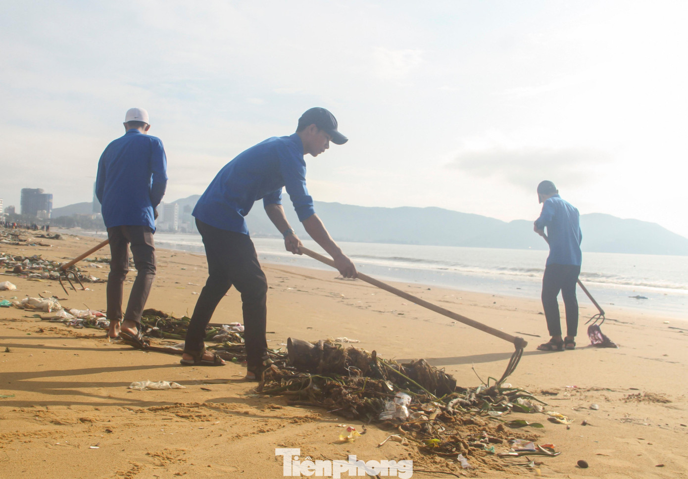 Ra quân dọn rác tại bãi biển Quy Nhơn sau bão. Ảnh: Trương Định