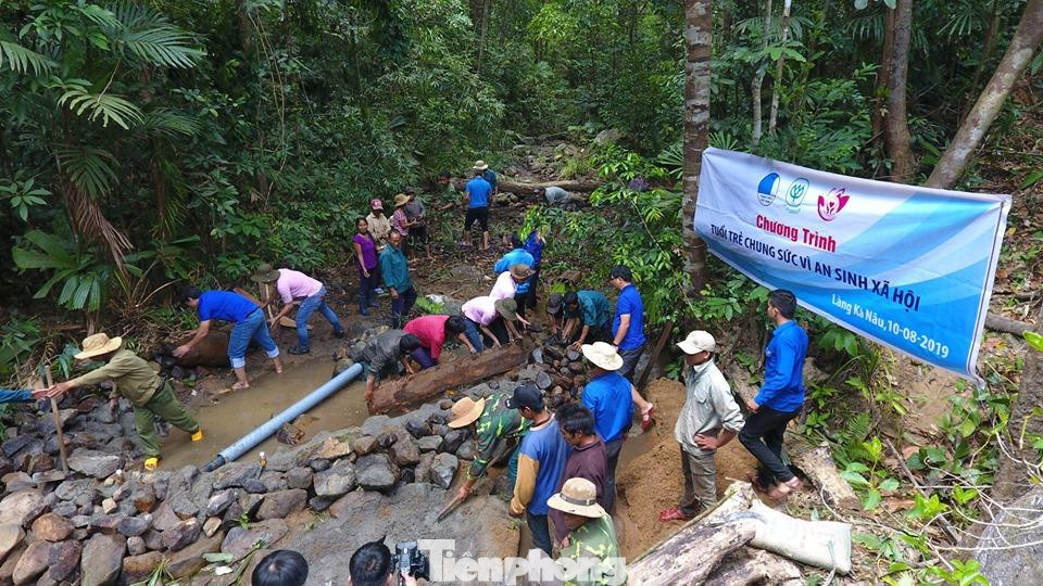 Đưa nước sạch về làng Kà Nâu (huyện Vân Canh). Ảnh: Trương Định
