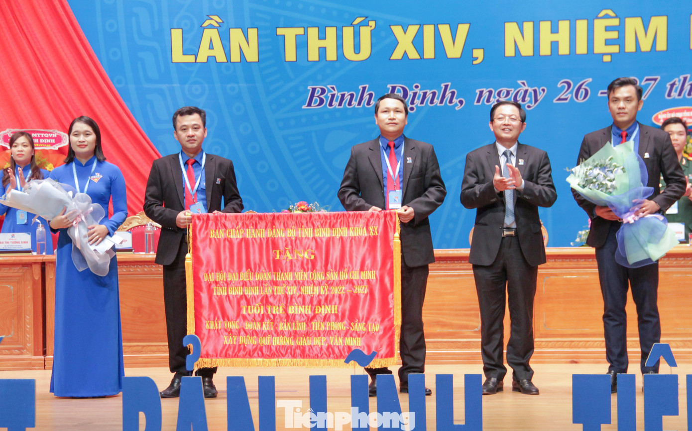 BCH Đảng bộ tỉnh Bình Định tặng bức trướng mang dòng chữ Tuổi trẻ Bình Định &quot;Khát vọng - Đoàn kết - Bản lĩnh - Tiên phong - Sáng tạo&quot; xây dựng quê hương giàu đẹp văn minh.