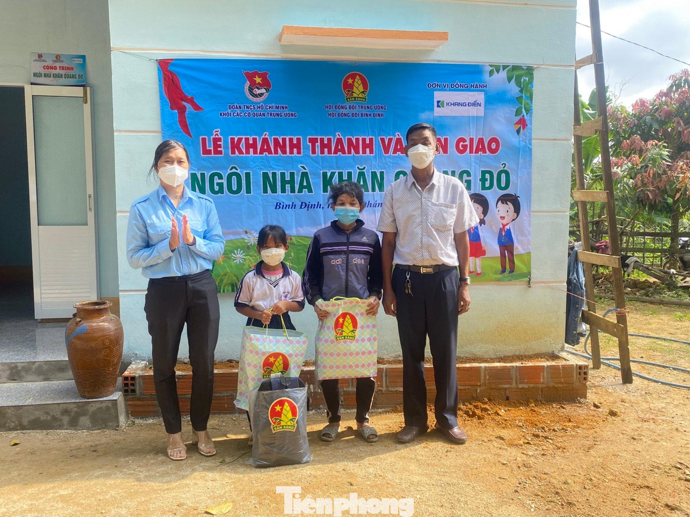 Lễ bàn giao ngôi nhà khăn quàng đỏ. Ảnh: Trương Định