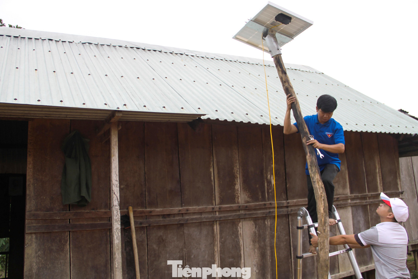 Lắp pin mặt trời cho người dân làng O2, xã Vĩnh Kim (Vĩnh Thạnh). Ảnh: Trương Định