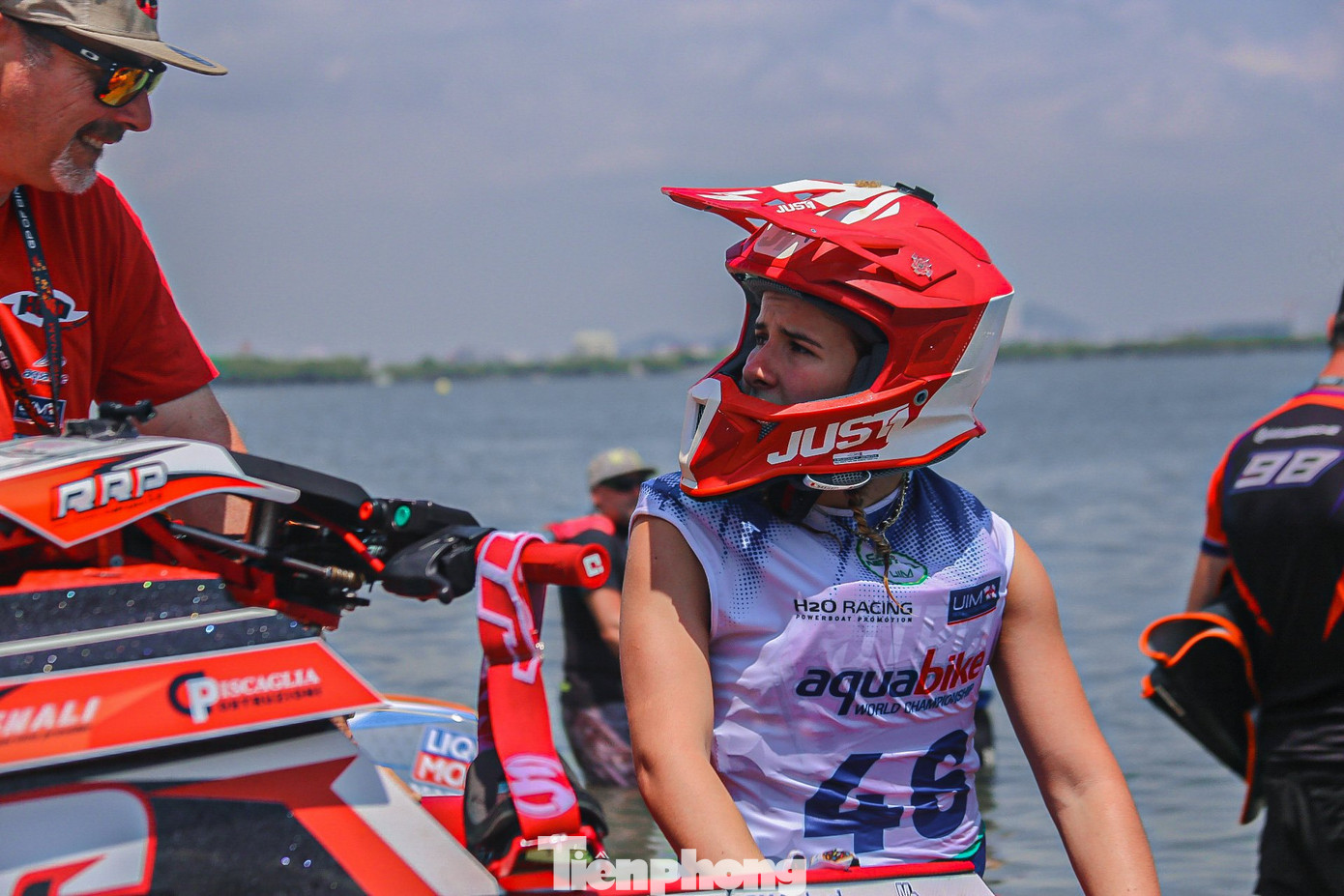 Các VĐV chuẩn bị vào cuộc đua. Các VĐV chuẩn bị vào cuộc đua.