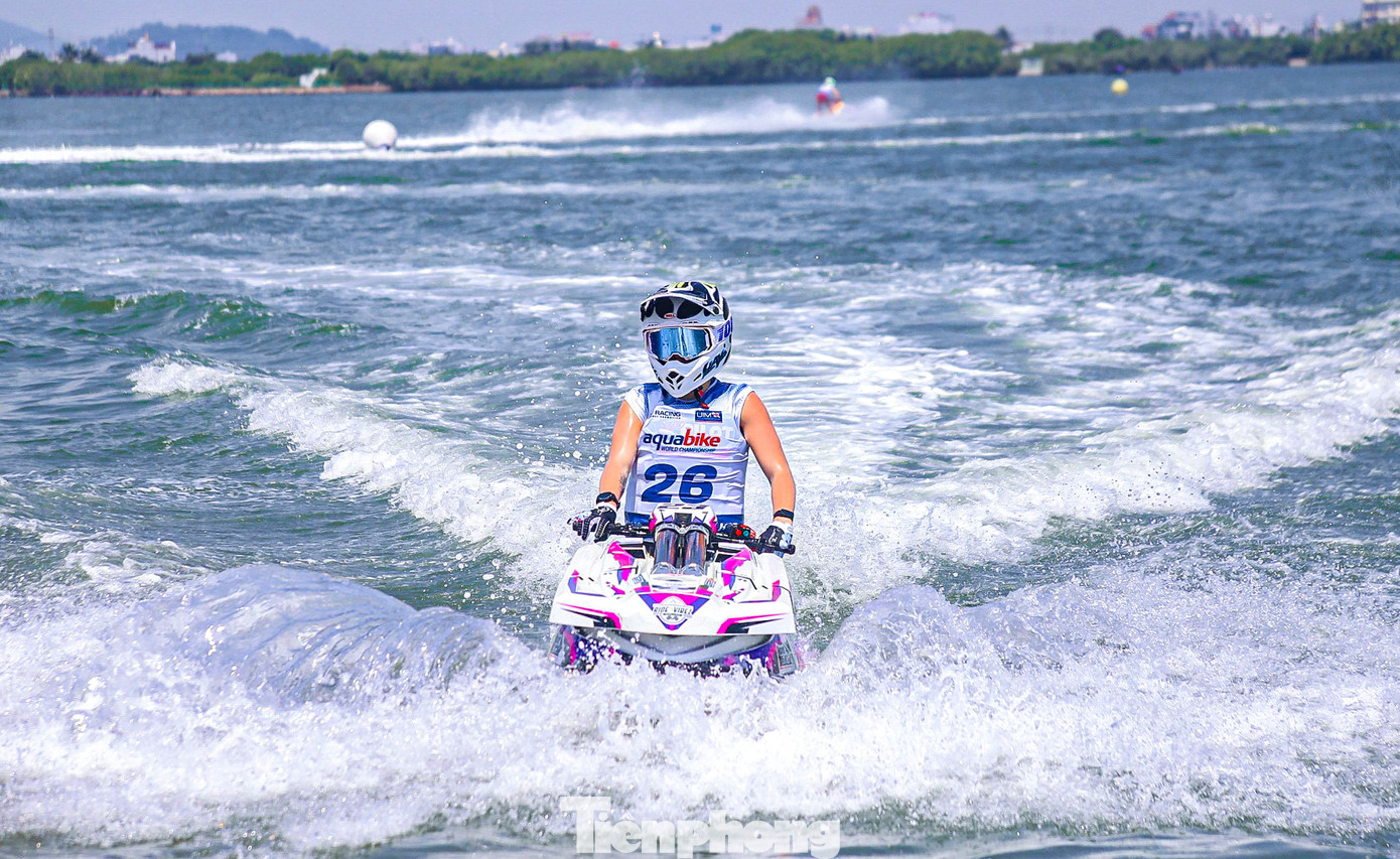 Những màn "chẻ sóng" trên đầm Thị Nại. Những màn "chẻ sóng" trên đầm Thị Nại.