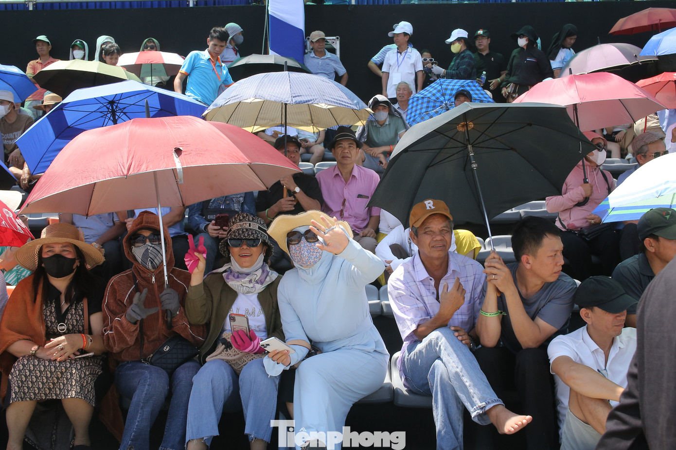 Người dân che ô chờ đón xem giải đua. Người dân che ô chờ đón xem giải đua.
