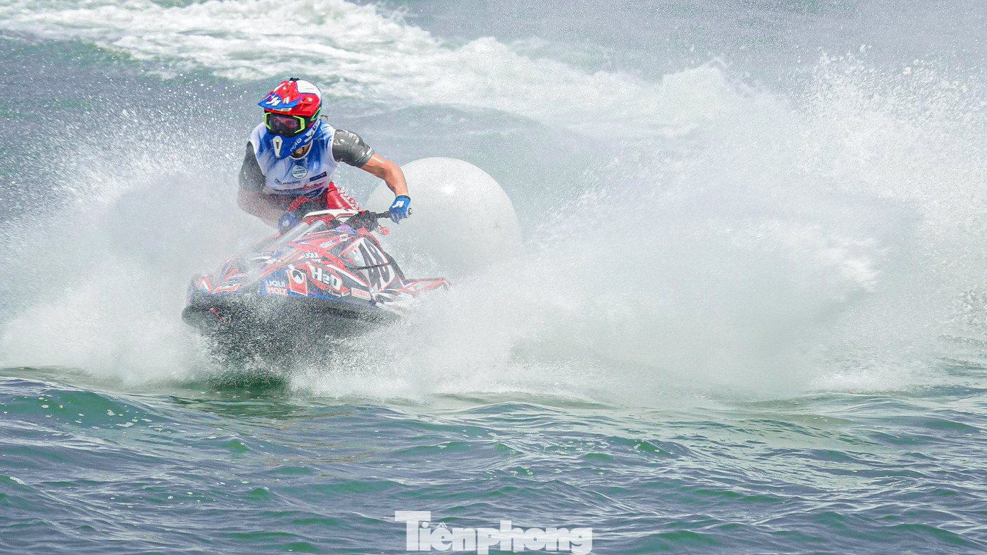 Một tay đua lướt băng băng trên mặt nước đầm Thị Nại. Một tay đua lướt băng băng trên mặt nước đầm Thị Nại.