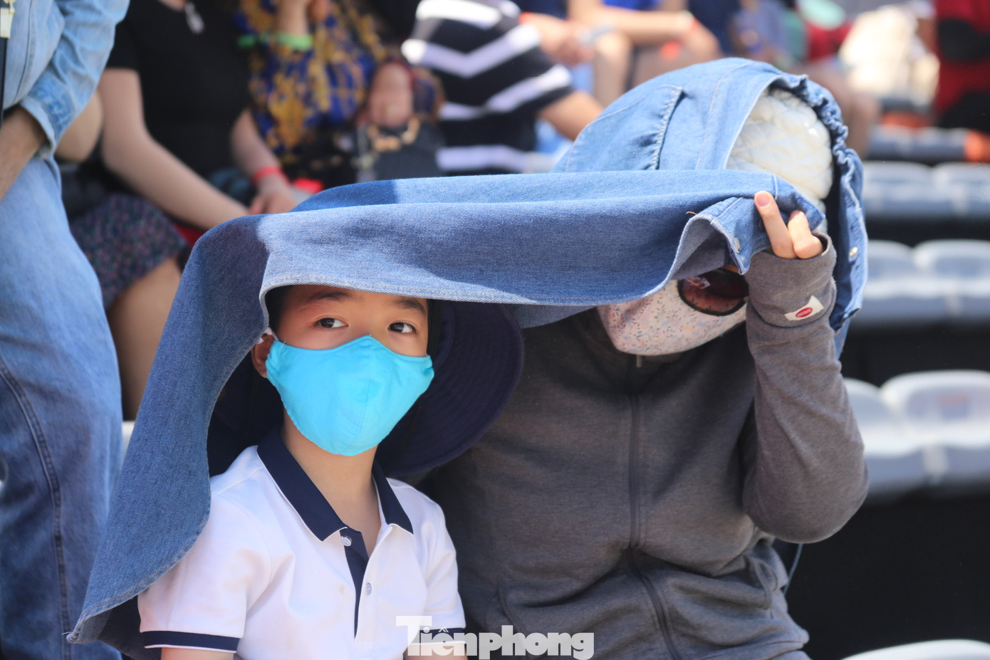 Các em nhỏ cũng háo hức theo người thân đến xem giải đua. Các em nhỏ cũng háo hức theo người thân đến xem giải đua.