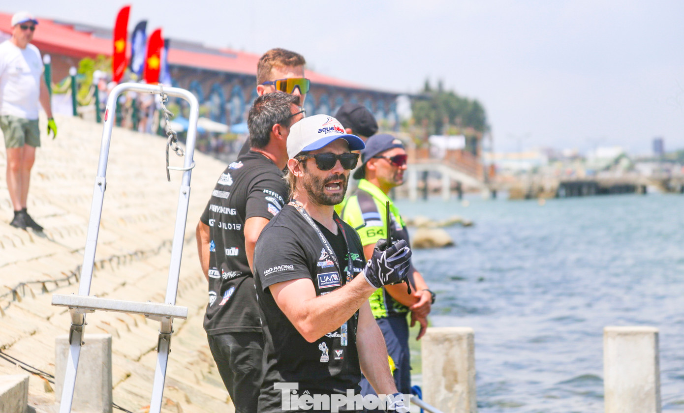 Các đội đua chỉ đạo từ xa. Các đội đua chỉ đạo từ xa.