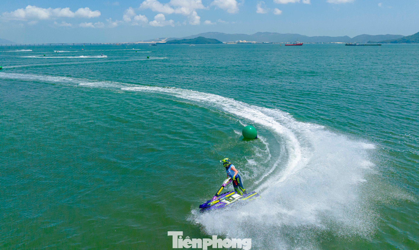 Các VĐV vẽ "đường cong" ngoạn mục trên mặt đầm Thị Nại. (Ảnh: Dũng Nhân) Các VĐV vẽ "đường cong" ngoạn mục trên mặt đầm Thị Nại. (Ảnh: Dũng Nhân)