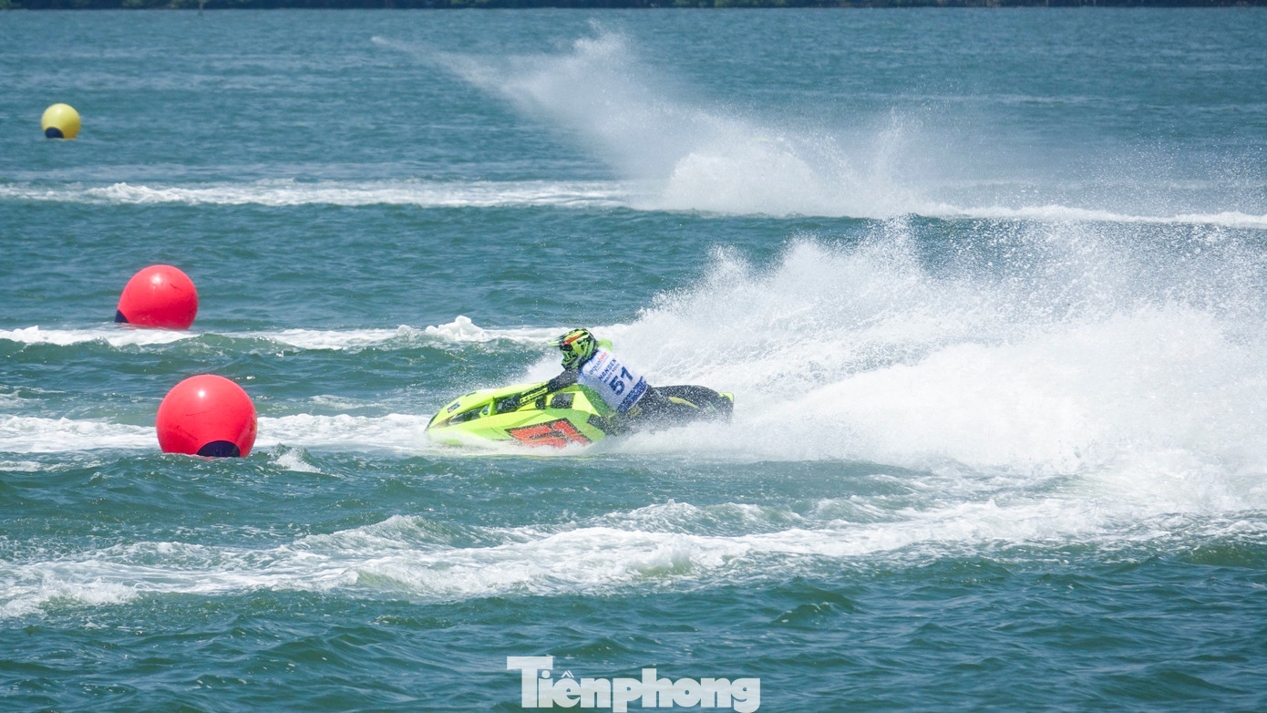 Các tay đua có những màn thi đấu ngay tại “trái tim Quy Nhơn” – đầm Thị Nại. Với diện tích mặt nước lên tới 5.000ha, bề rộng gần 4km, đây được xem là địa điểm lý tưởng cho các giải đua cần đến sự tốc độ, chuẩn xác như mô tô nước, thuyền máy công thức 1. Các tay đua có những màn thi đấu ngay tại “trái tim Quy Nhơn” – đầm Thị Nại. Với diện tích mặt nước lên tới 5.000ha, bề rộng gần 4km, đây được xem là địa điểm lý tưởng cho các giải đua cần đến sự tốc độ, chuẩn xác như mô tô nước, thuyền máy công thức 1.