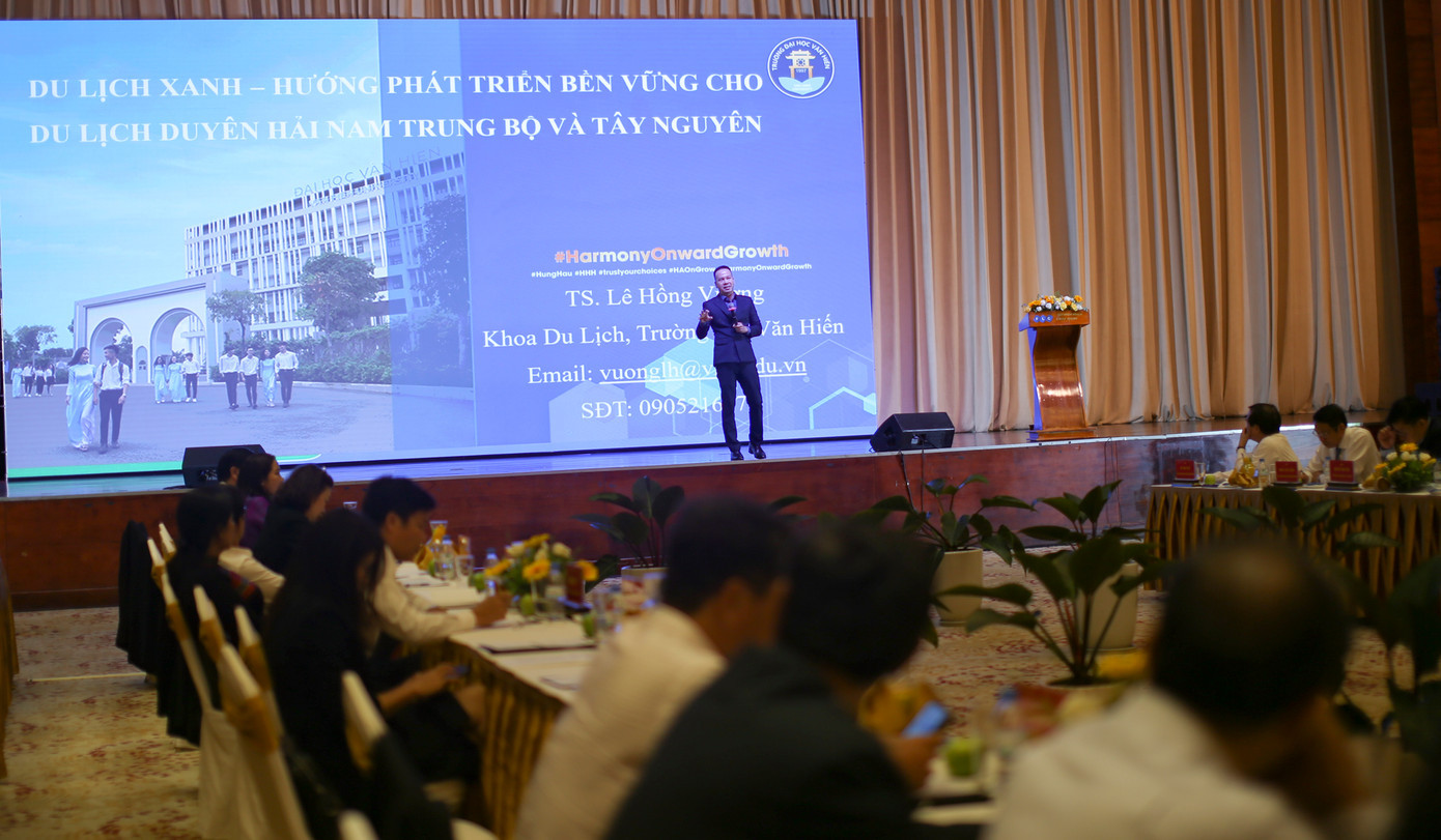 TS. Lê Hồng Vương - Phó Trưởng Khoa Du lịch (Trường ĐH Văn Hiến), phân tích thêm về tiềm năng phát triển du lịch xanh của vùng. Ảnh: Trương Định.