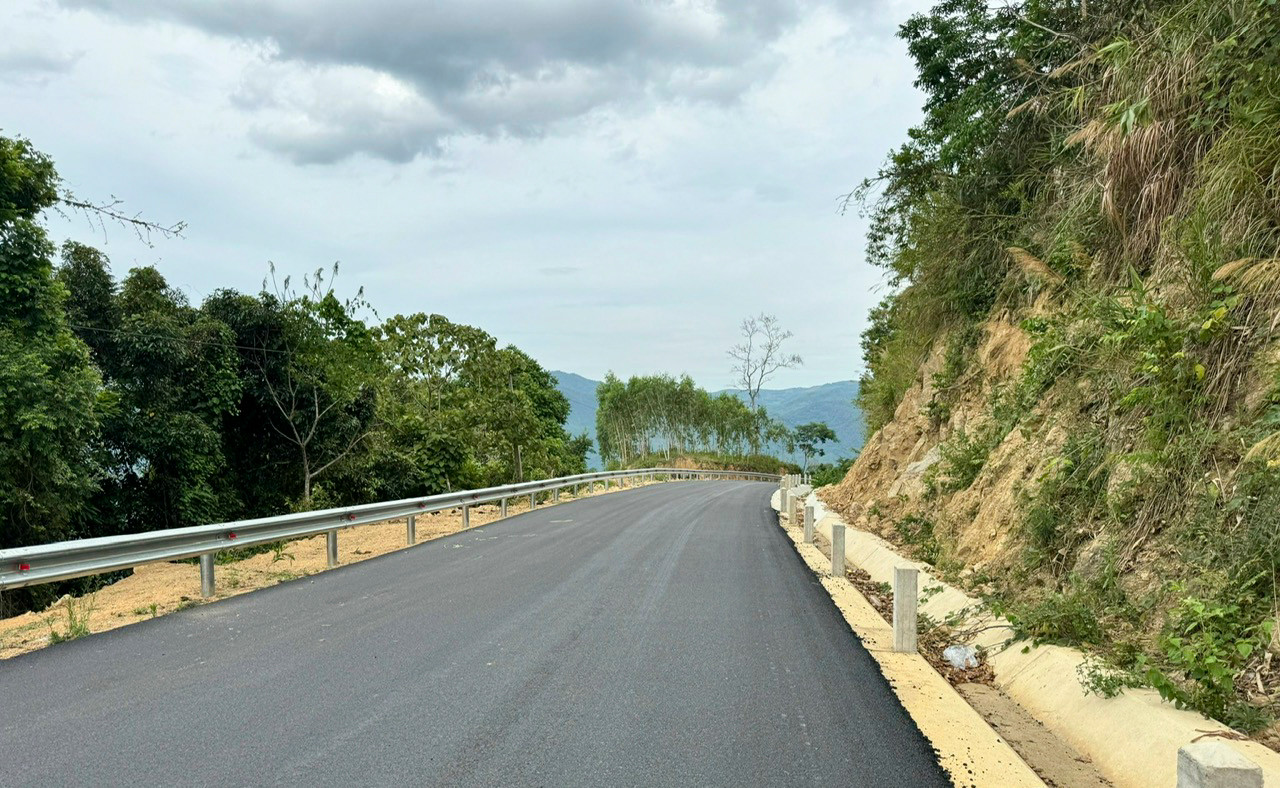 Trên tuyến sẽ có một số km được cho thảm nhựa. Ảnh: Đ.X