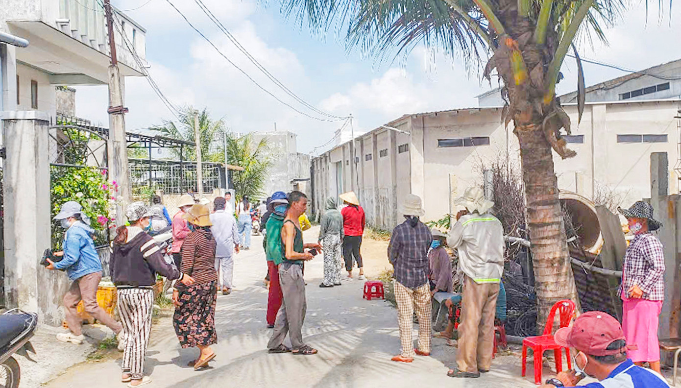 Người dân tập trung phản đối. Người dân tập trung phản đối.