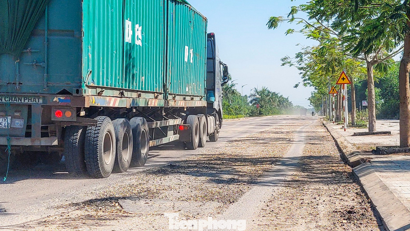 Dăm gỗ, đất cát rơi vãi đầy trên 1 tuyến đường ở Bình Định. (Ảnh: Trương Định) Dăm gỗ, đất cát rơi vãi đầy trên 1 tuyến đường ở Bình Định. (Ảnh: Trương Định)