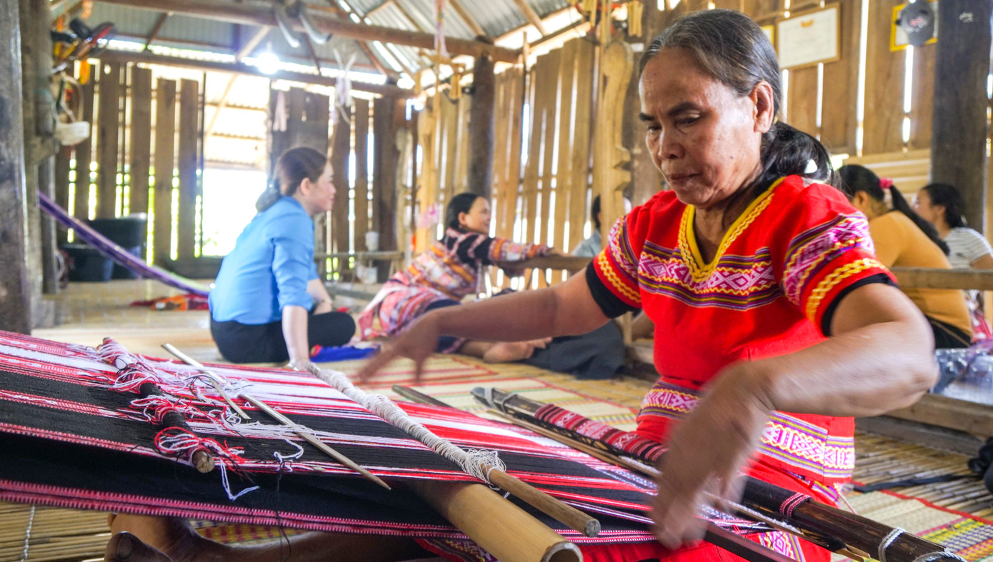 Làng có nhiều nghệ nhân với trình độ tay nghề cao, như Đinh Thị Bông, Đinh Thị Kem, Đinh Thị Kính, Đinh Thị Hà, Đinh Thị Liên, Đinh Thị Nga, Đinh Thị Tiết, Đinh Thị Cầu, Đinh Thị Vĩ,… Đây là những nghệ nhân có tâm huyết với việc duy trì và phát triển nghề truyền thống. Ngày nay, nghệ nhân làng nghề đã phát huy ngành nghề truyền thống, sáng tạo ra nhiều sản phẩm nghệ thuật vừa mang bản sắc văn hóa, vừa mang tính hiện đại. Ảnh: Tuệ An