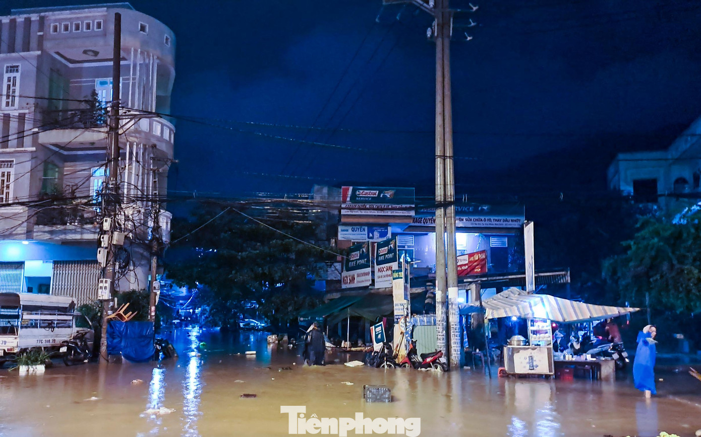 Mưa lớn cũng khiến một số nơi trên địa bàn TP Quy Nhơn bị ngập. Trong ảnh một hẻm trên đường Tây Sơn. Ảnh: Trương Định