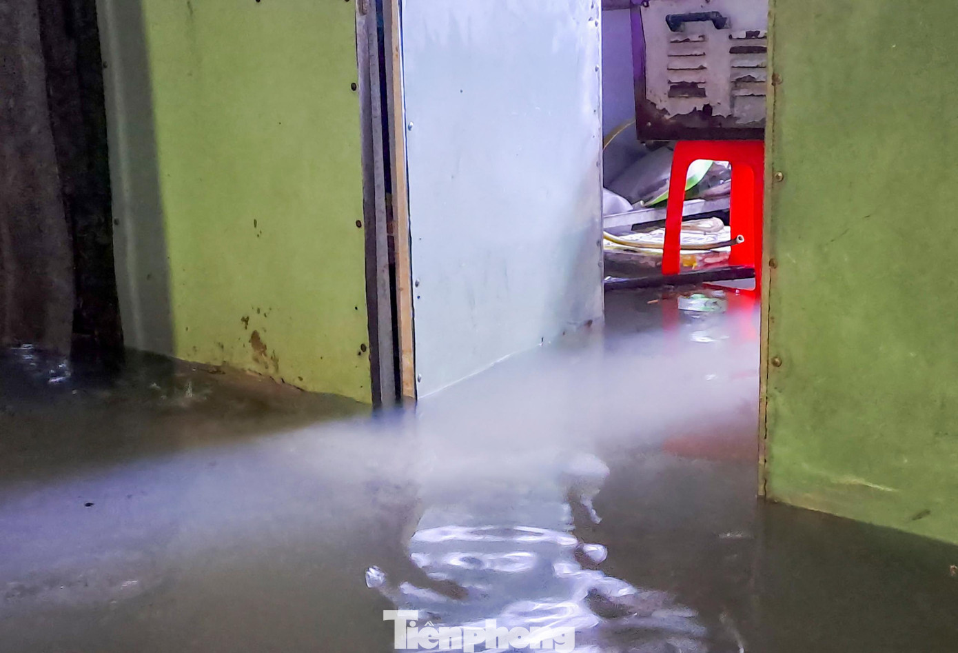 Nước tràn vào nhà dân khu vực phường Ghềnh Ráng. Ảnh: Trương Định