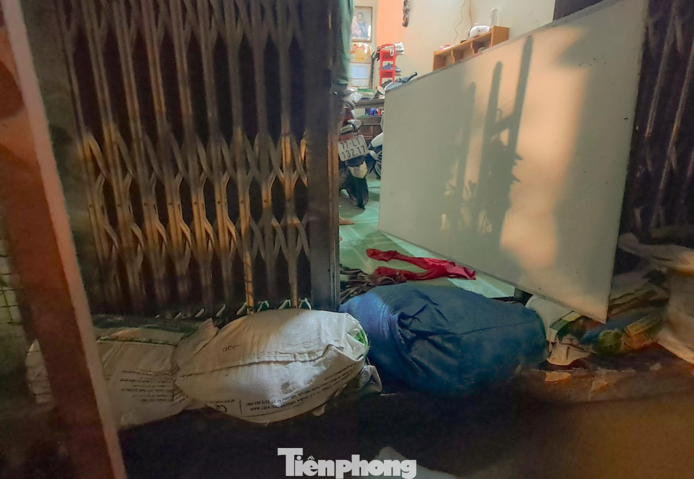 Người dân dùng bao cát chắn tránh nước trào vào nhà. Ảnh: Trương Định