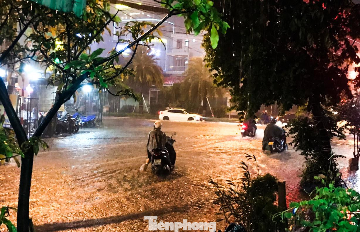 Xe chết máy người dân phải dắt bộ trên đường Nguyễn Thị Định. Ảnh: Cao Bảo