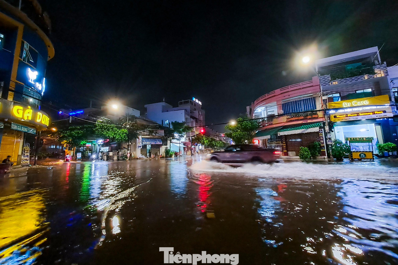 Ngã tư đoạn Chương Dương, Nguyễn Thị Định nước lênh láng, tràn qua đường. Ảnh: Trương Định