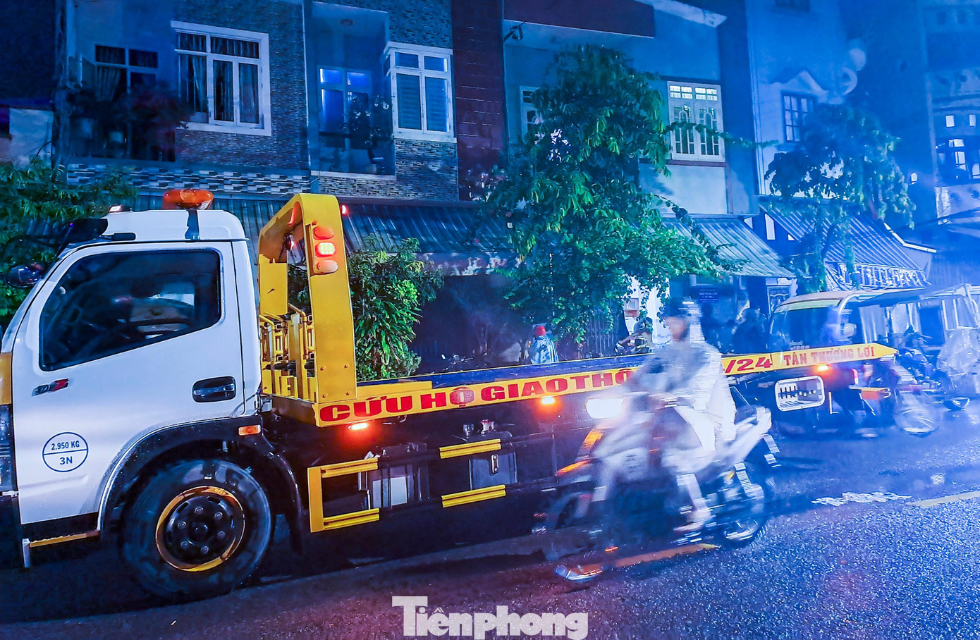 Xe cứu hộ giao thông được huy động. Ảnh: Trương Định