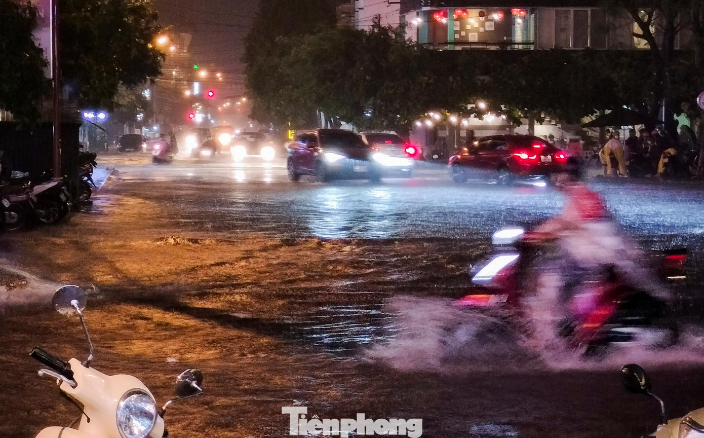 Một điểm thấp trên đường Nguyễn Thị Định, TP Quy Nhơn bị ngập nước. Ảnh: Trương Định