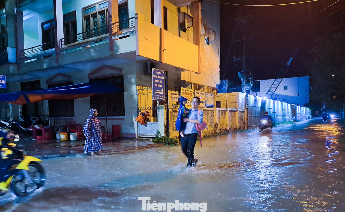 Hẻm đường Bế Văn Đàn cũng xuất hiện tình trạng ngập nước, phương tiện giao thông lội nước đi qua. Ảnh: Trương Định