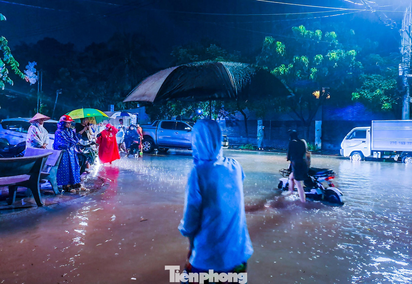 Chị Võ Thị Quỳnh Như (phường Ghềnh Ráng, TP Quy Nhơn) cho hay, khoảng 6h tối, đợt mưa lớn đã khiến nước tràn vào nhà, nước cao ước chừng gần tới đầu gối. Ảnh: Trương Định