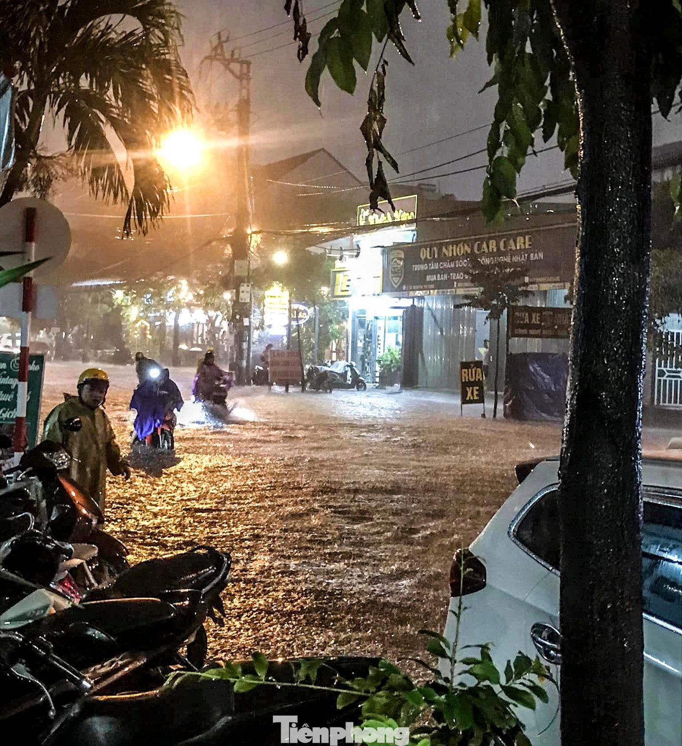 Tuyến đường TP Quy Nhơn nước lênh láng. Ảnh: Cao Bảo