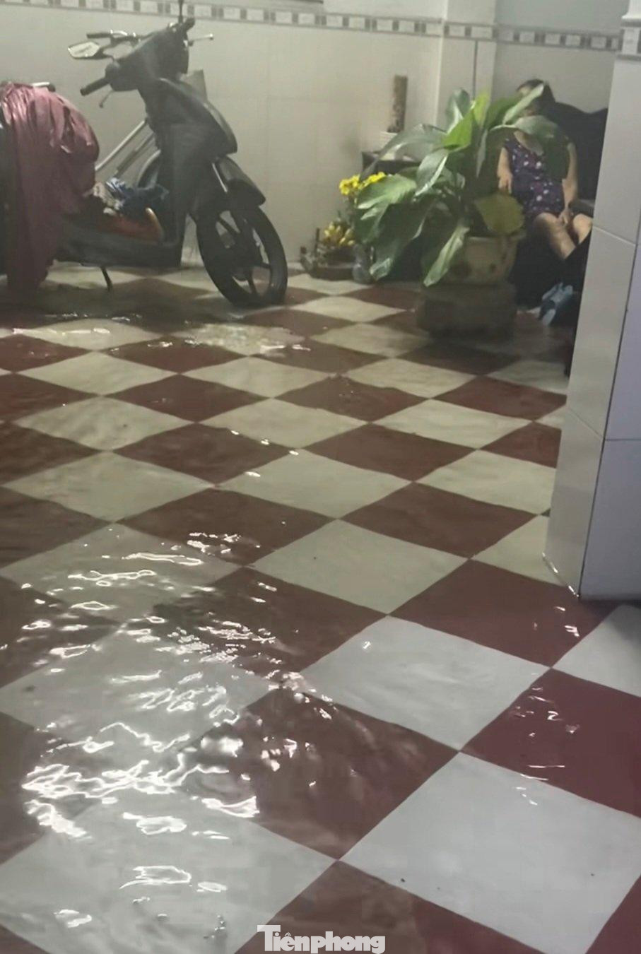 Nhà người dân ở đường Thanh Niên (TP Quy Nhơn) bị nước tràn vào. Ảnh: Ng. Thảo