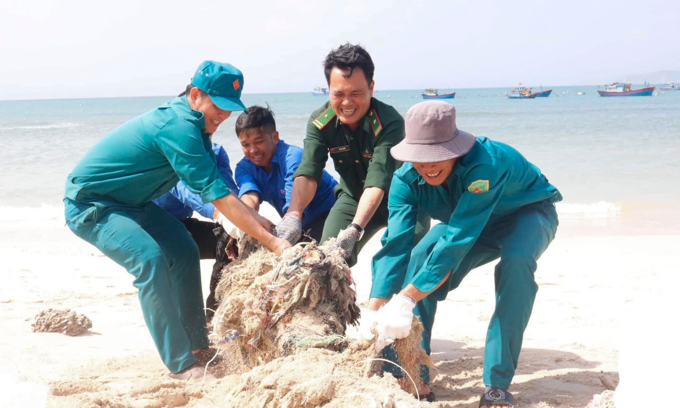Ra quân dọn vệ sinh làm sạch bãi biển.