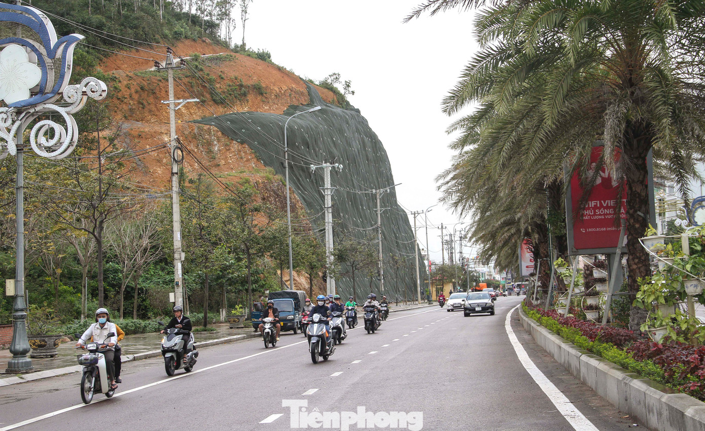 Việc giải phóng rào chắn giúp giao thông qua khu vực được thông thoáng, vì đây là cửa ngõ dẫn vào thành phố Quy Nhơn. (Ảnh: Trương Định)