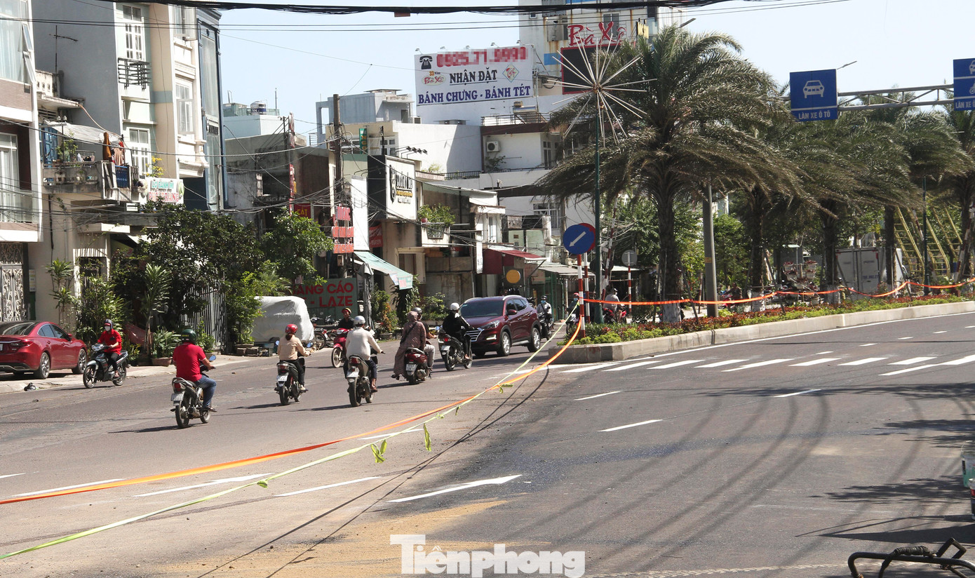 Một phần đường bị rào chắn trong thời gian dài. (Ảnh: Trương Định)