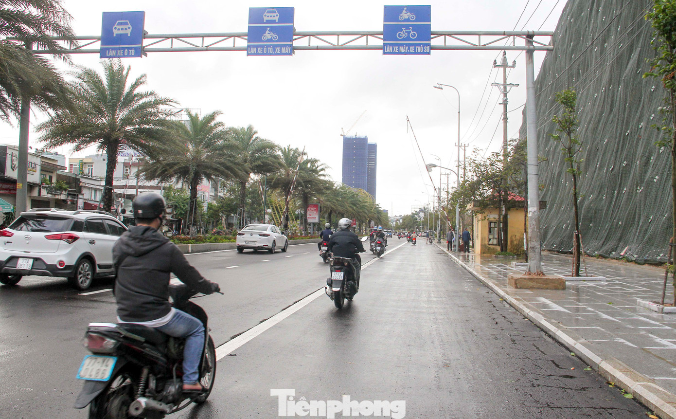 Ông Võ Hữu Phước (60 tuổi, thành phố Quy Nhơn) - làm nghề xe ôm chia sẻ, rất vui mừng khi con đường được thông trở lại. Thường ngày, khi chở khách qua khu vực ông gặp nhiều trở ngại, bởi việc rào chắn khiến phần còn lại chật hẹp, giao thông ùn tắc, nhất là vào chiều tối. (Ảnh: Trương Định)