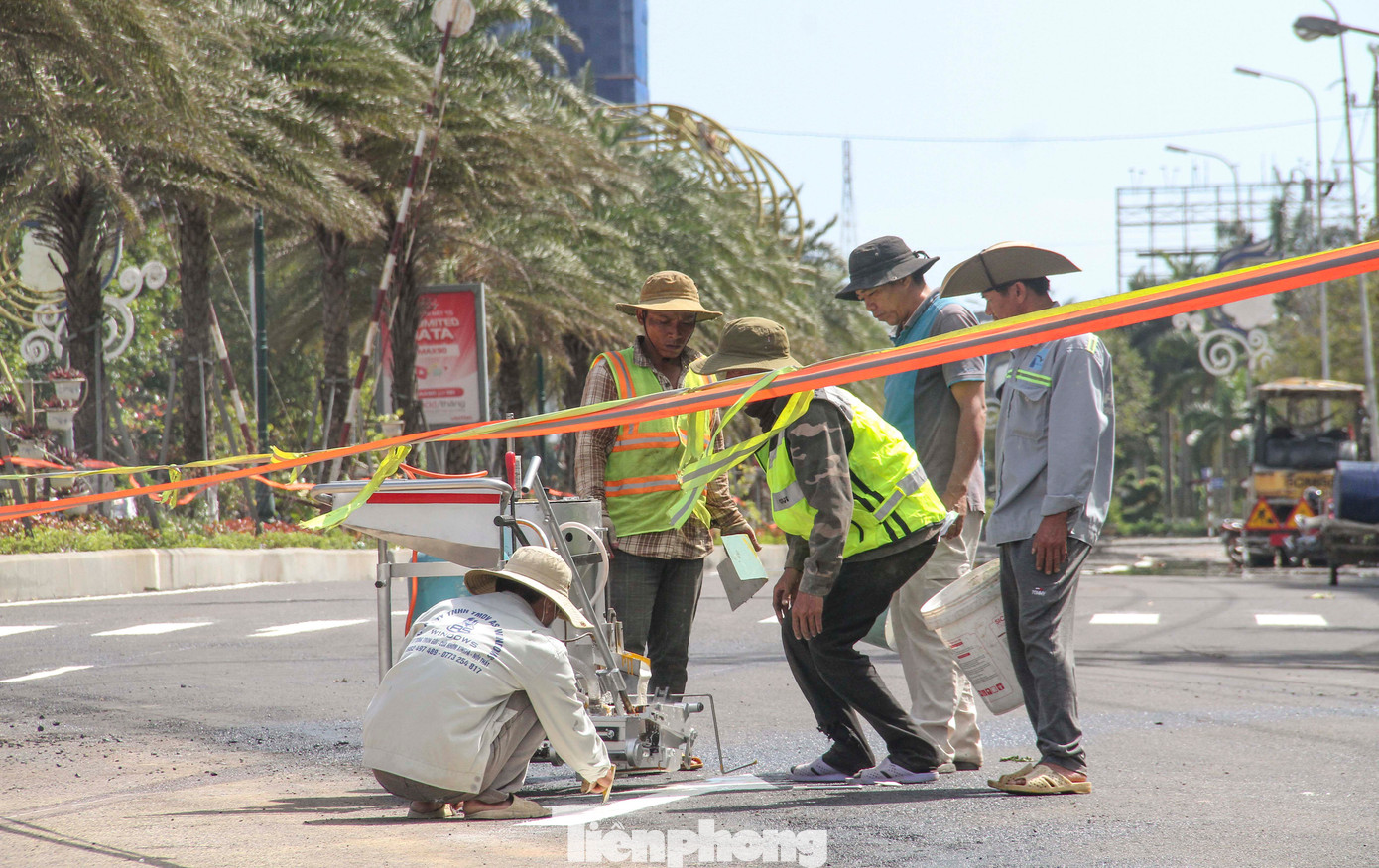 Trước đó, chiều 23/1, công nhân khẩn trương hoàn thiện những phần việc cuối cùng như: sơn lại vạch kẻ đường, quét dọn, lắp đèn điện... để tiến hành cho thông xe. (Ảnh: Trương Định)