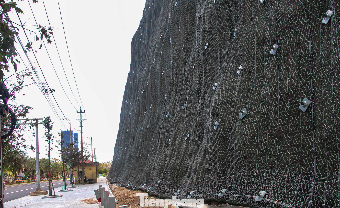 Núi Bà Hỏa được phủ lưới thép sức kháng cao. (Ảnh: Trương Định)