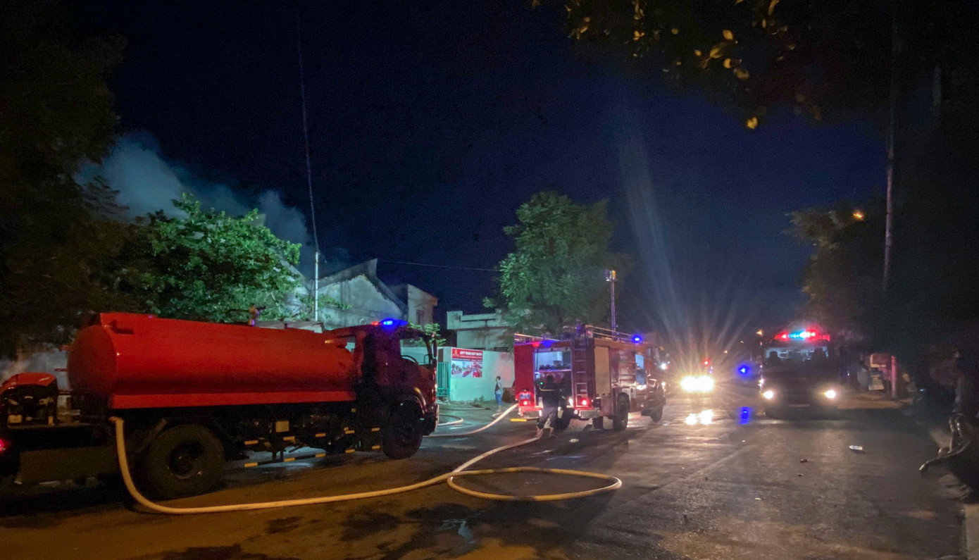 Lực lượng chức năng được huy động đến hiện trường chữa cháy trong đêm. Ảnh: Q.Q