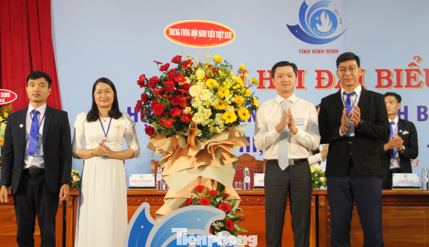 Thay mặt T.Ư Hội Sinh viên Việt Nam, anh Nguyễn Minh Triết tặng hoa chúc mừng Đại hội. Ảnh: Trương Định Thay mặt T.Ư Hội Sinh viên Việt Nam, anh Nguyễn Minh Triết tặng hoa chúc mừng Đại hội. Ảnh: Trương Định