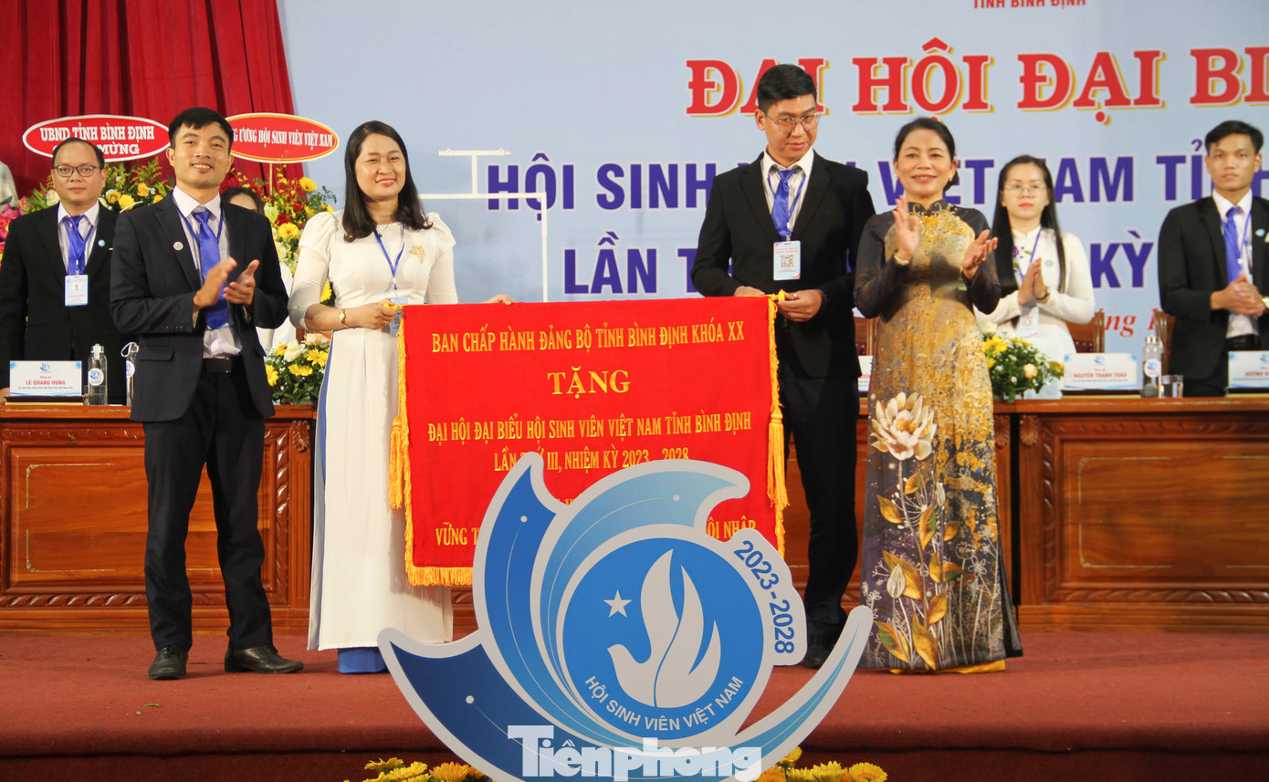 Thay mặt BCH Đảng bộ tỉnh Bình Định khóa XX, bà Nguyễn Thị Phong Vũ tặng bức trướng chúc mừng Đại hội. Ảnh: Trương Định Thay mặt BCH Đảng bộ tỉnh Bình Định khóa XX, bà Nguyễn Thị Phong Vũ tặng bức trướng chúc mừng Đại hội. Ảnh: Trương Định