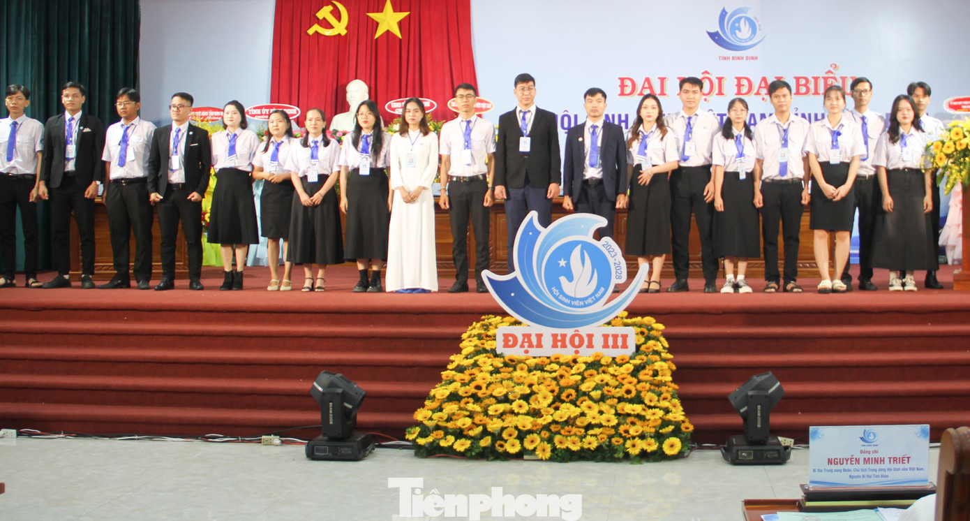 21 đồng chí trong Ban Chấp hành khóa mới ra mắt. Ảnh: Trương Định 21 đồng chí trong Ban Chấp hành khóa mới ra mắt. Ảnh: Trương Định