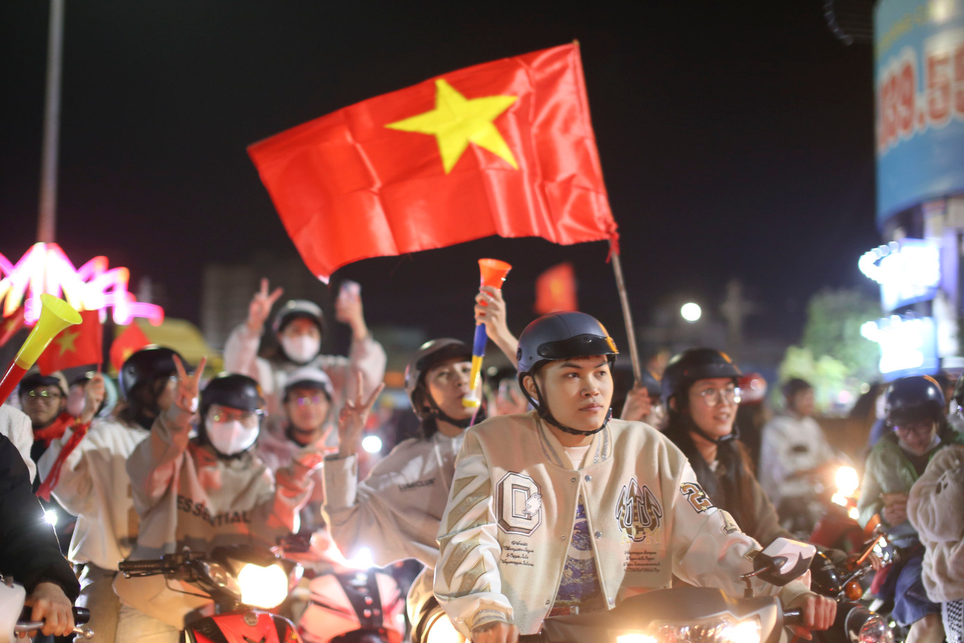 Người hâm mộ hò reo ăn mừng chiến thắng của đội tuyển Việt Nam. Ảnh: Trương Định