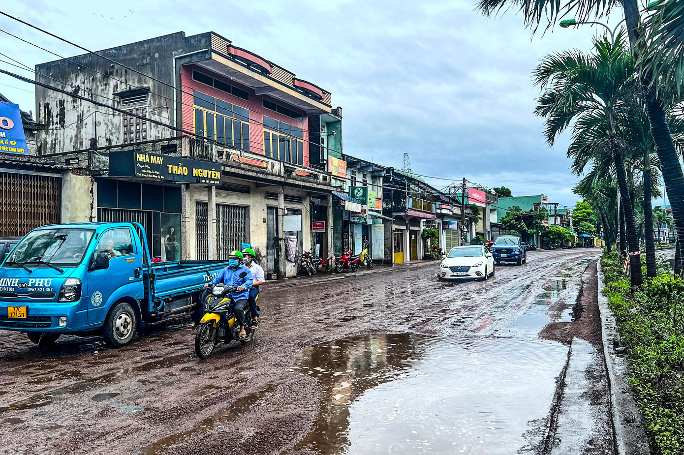 Mặt đường Quốc lộ 1 qua tỉnh Bình Định được đào bới lên nhưng thi công rất chậm, thời gian kéo dài gây mất an toàn giao thông khiến người dân bức xúc (ảnh chụp ngày 14/10). Ảnh: Tuệ An