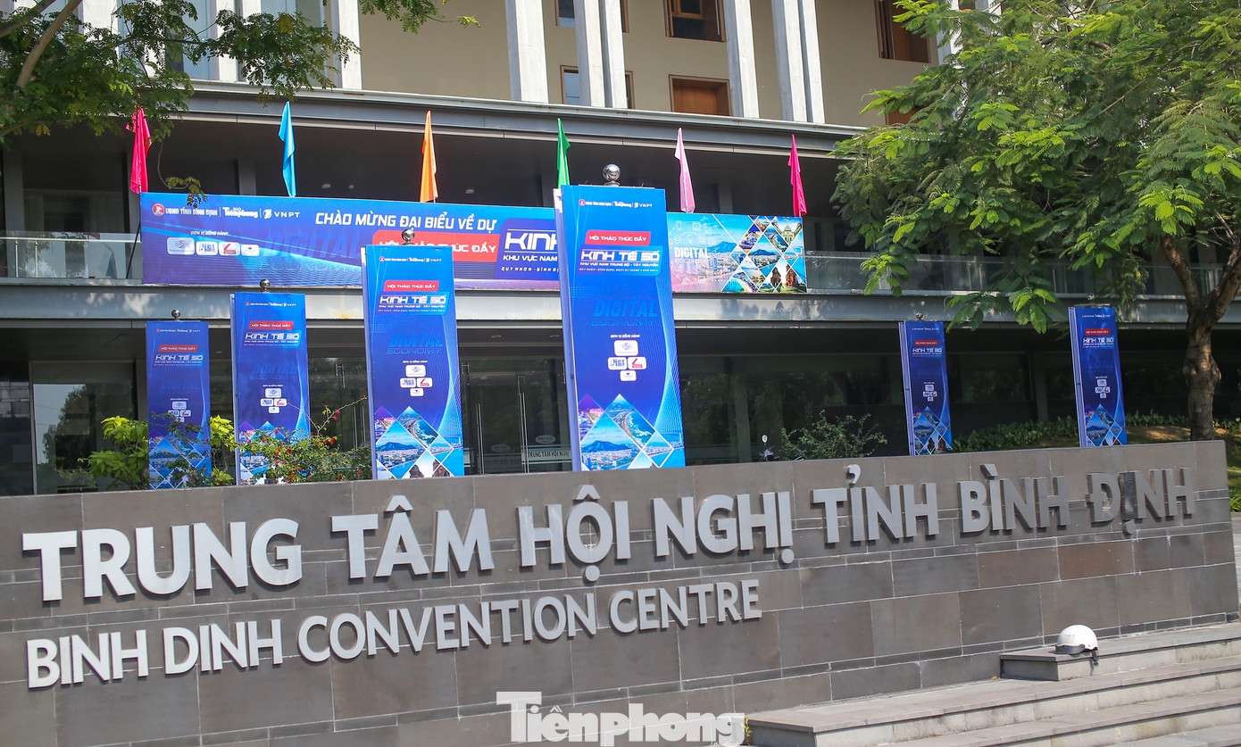 Sáng 24/4, tại Trung tâm Hội nghị tỉnh Bình Định (TP. Quy Nhơn), báo Tiền Phong phối hợp với UBND tỉnh Bình Định và Tập đoàn Bưu chính Viễn thông VNPT tổ chức Hội thảo Thúc đẩy Kinh tế số khu vực Nam Trung Bộ và Tây Nguyên.