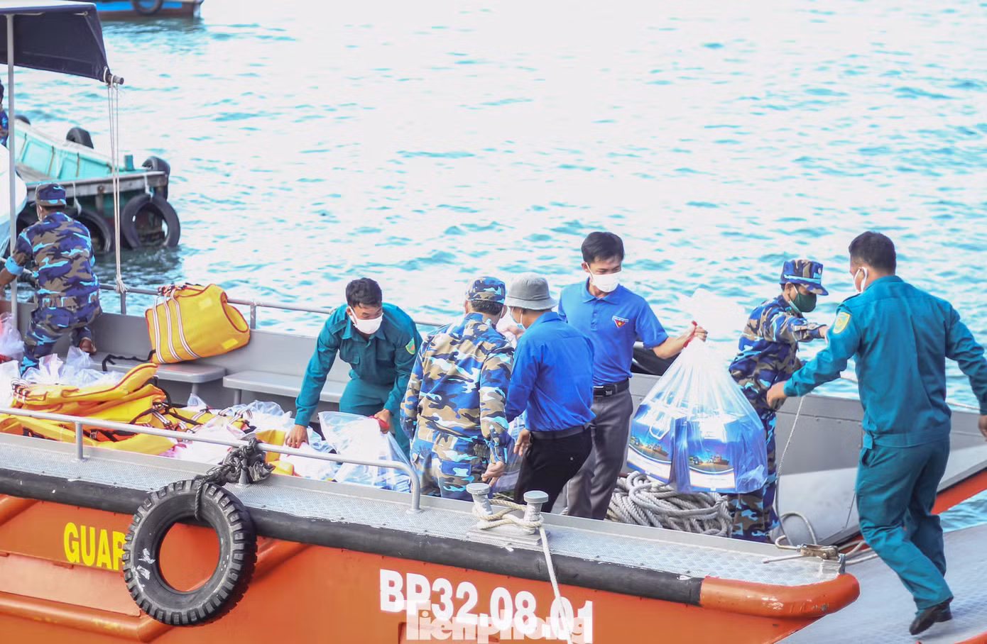 Mang quà Tết ra đảo Nhơn Châu. Ảnh: Trương Định Mang quà Tết ra đảo Nhơn Châu. Ảnh: Trương Định