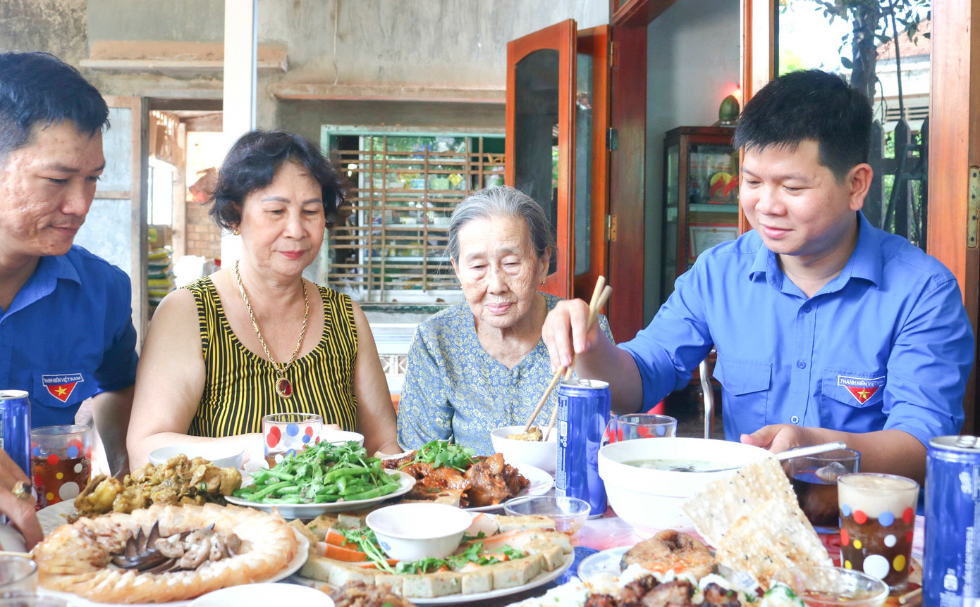 Bữa cơm tri ân tại nhà Mẹ Việt Nam Anh hùng Từ Thị Nghiệm. Ảnh: T.Đ