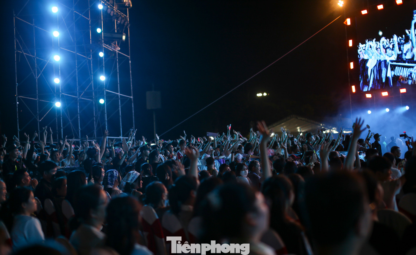 Khán giả hò reo cùng các ca sĩ.