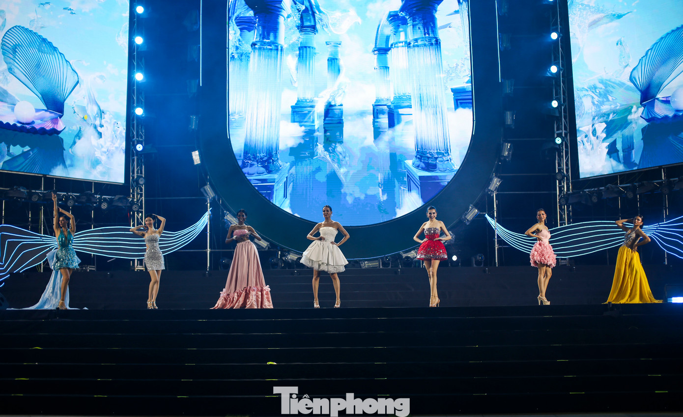 Các người mẫu đến từ cuộc thi Hoa hậu và Nam vương Siêu mẫu thể hình thế giới 2025 trình diễn thời trang trong đêm khai mạc.