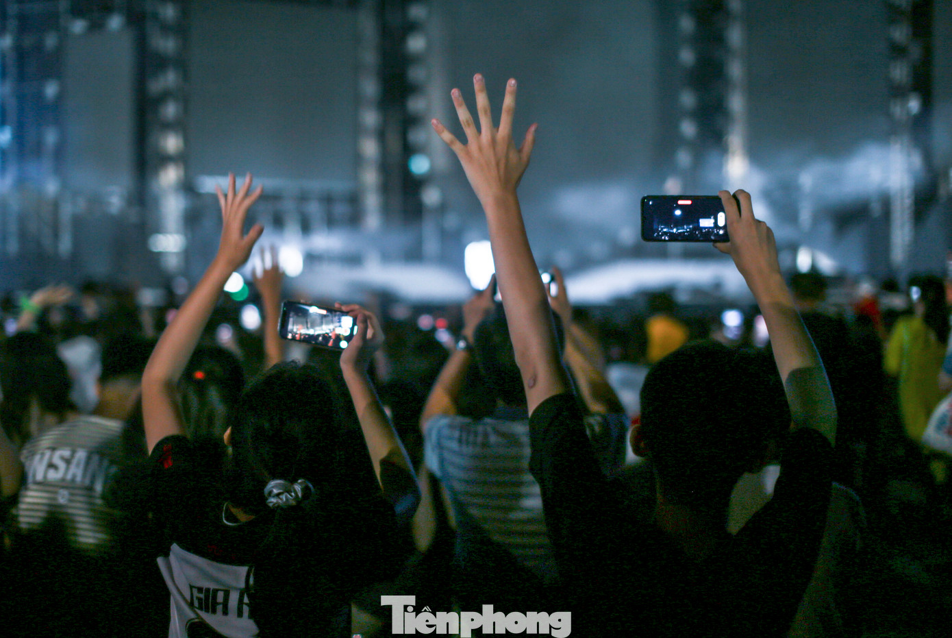 Các bạn trẻ không quên chia sẻ những khoảnh khắc ấn tượng trong đêm khai mạc.