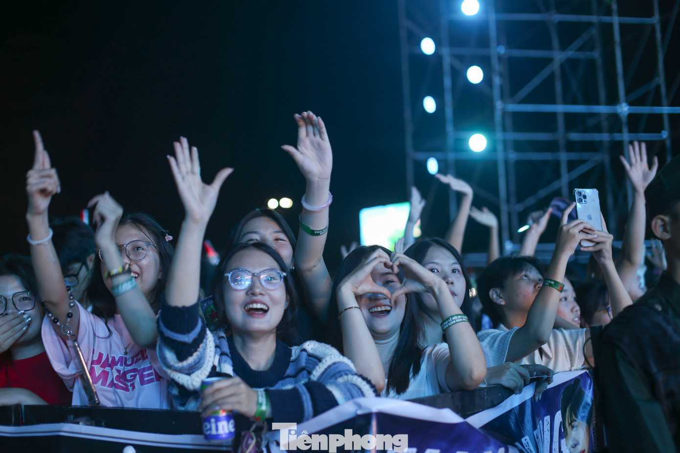 Các bạn trẻ cháy hết mình cùng các thần tượng.