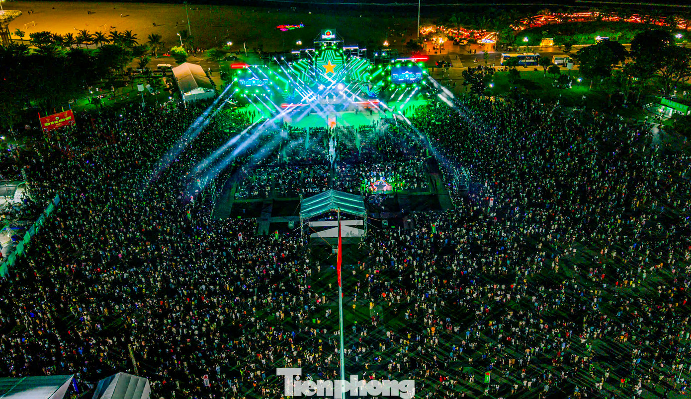 Dòng người đổ về Quảng trường Nguyễn Tất Thành (TP. Quy Nhơn) để theo dõi lễ khai mạc.